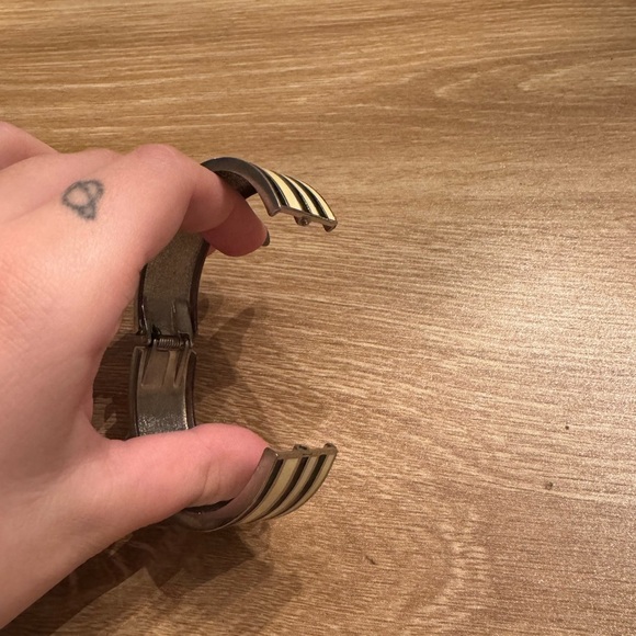 cream and black striped Hinged Bangle Bracelet vintage - Picture 5 of 5